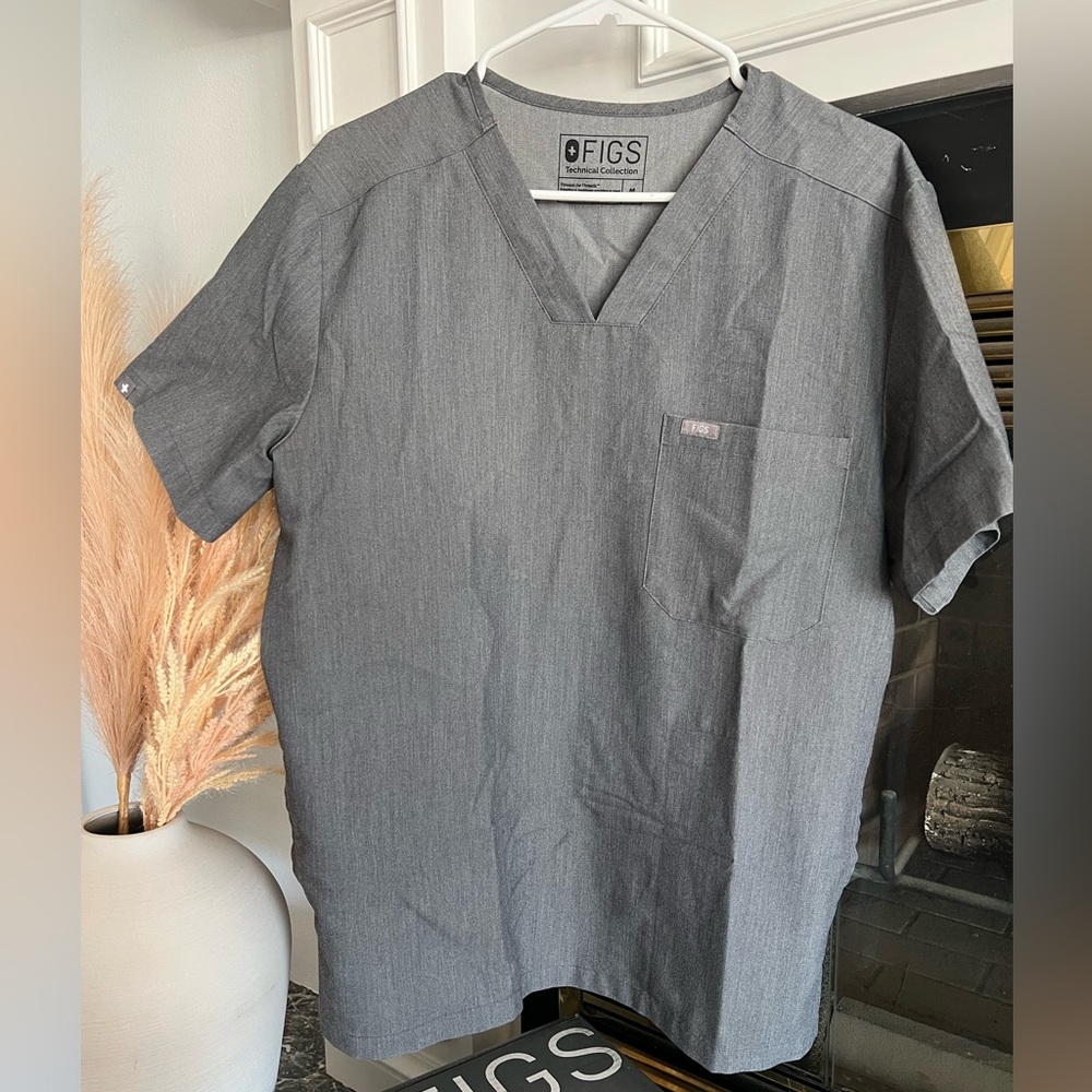 Figs Men’s Graphite 3-pocket Scrub Shirt